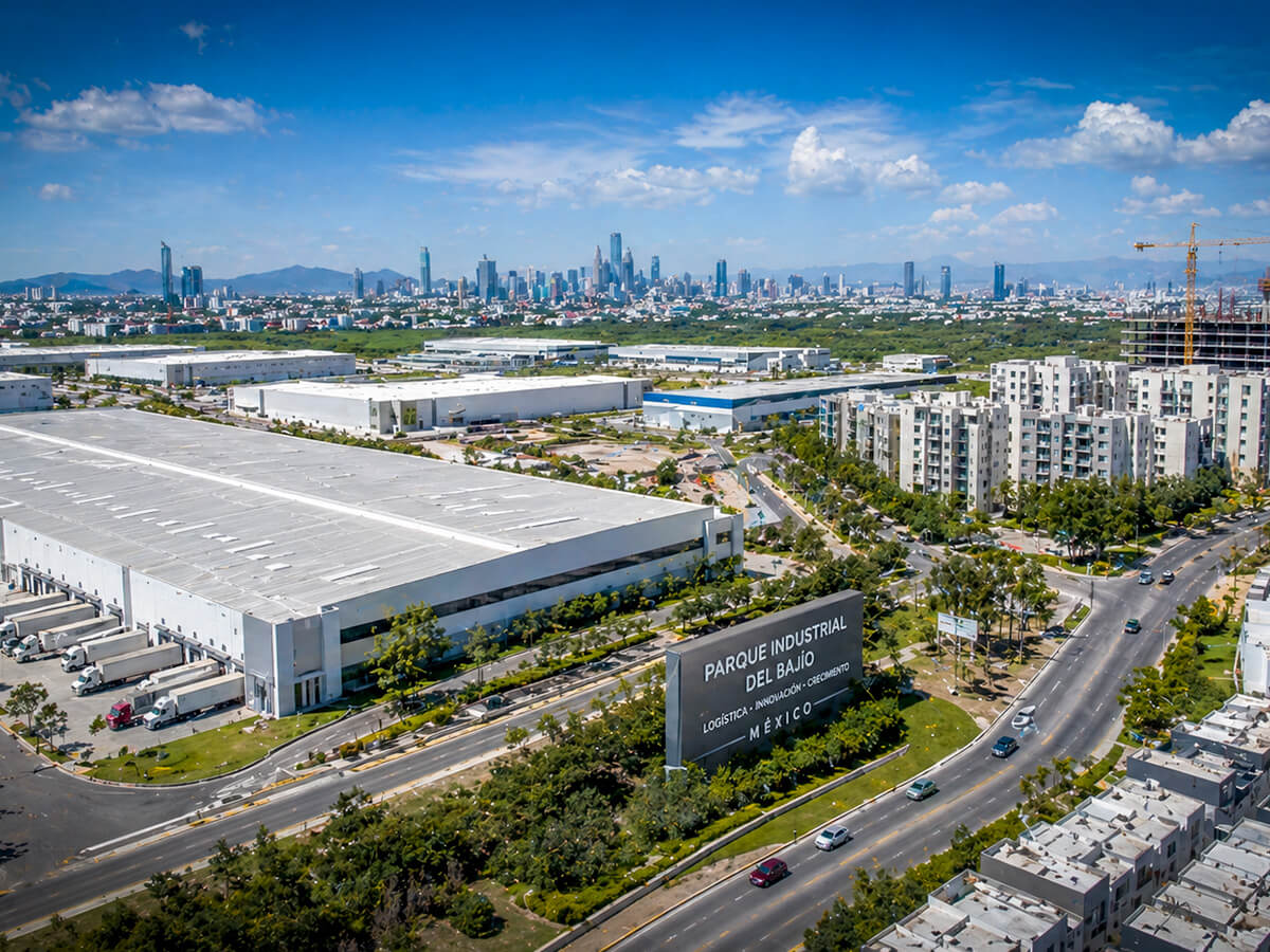 Vista aérea de parque industrial y desarrollo residencial en México impulsados por el nearshoring