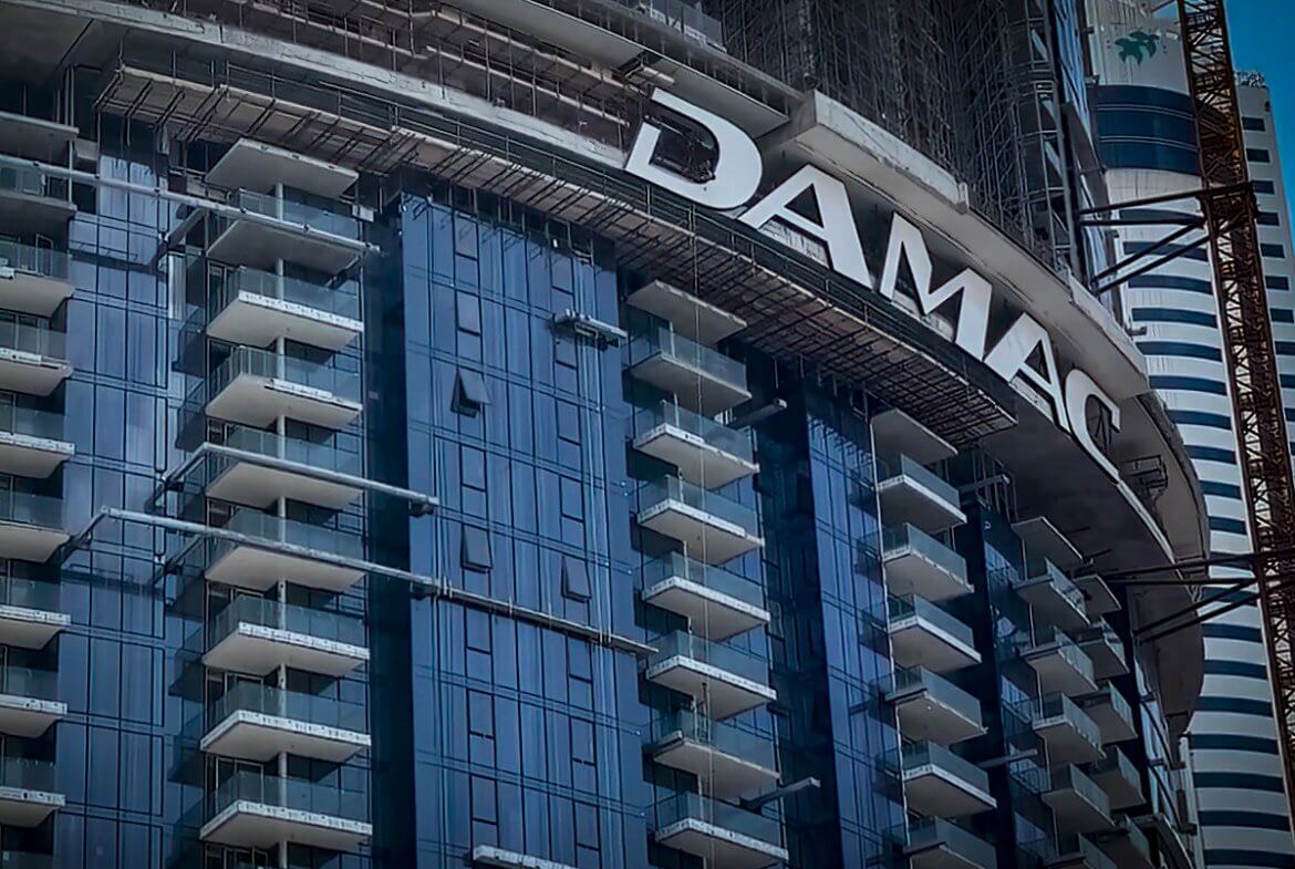 Torre residencial de lujo en construcción de DAMAC Properties en Dubái, parte del portafolio inmobiliario internacional disponible a través de MSH Group