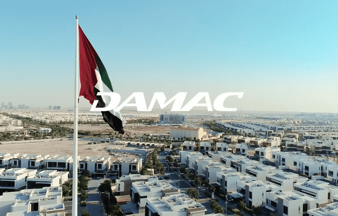 Vista panorámica de comunidad DAMAC en Dubái al atardecer, mercado inmobiliario de alto rendimiento para inversionistas mexicanos